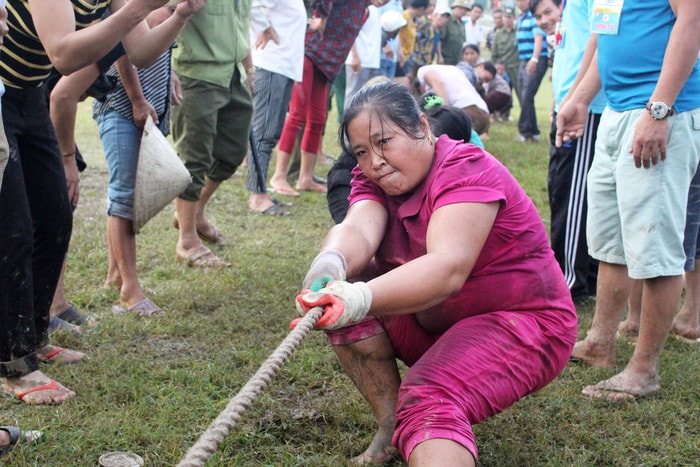 Kịch tính nhất là những màn kéo co của chị em phụ nữ, có gia đình cả mẹ và con cùng tham gia tranh tài, một số VĐV trên dưới 50 tuổi vẫn hăng hái tham gia. Ảnh: Huy Thư