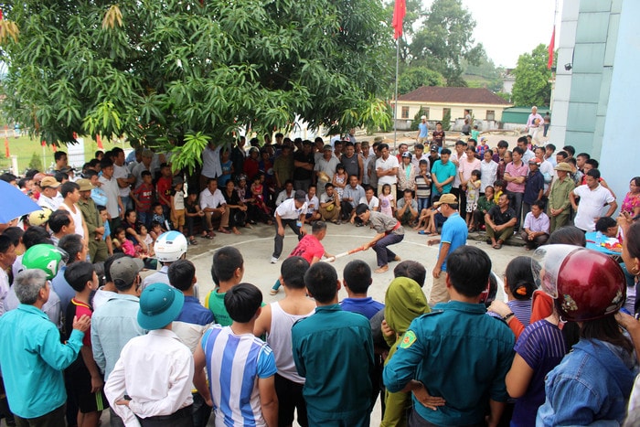  Môn đẩy gậy cũng thu hút đông đảo người xem, bao gồm đẩy gậy nam và nữ với nhiều hạng cân khác nhau. Ảnh: Huy Thư