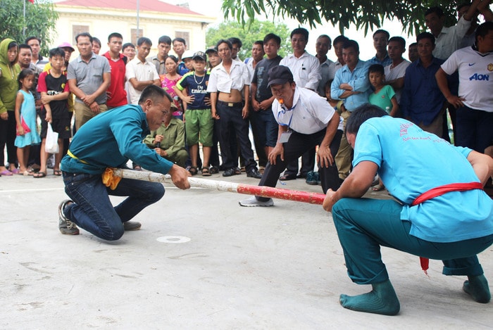 Tuy một số VĐV “vừa lên sàn, vừa học luật” nhưng thi đấu rất quyết liệt, đem lại cho người xem những pha tranh tài hấp dẫn. Ảnh: Huy Thư