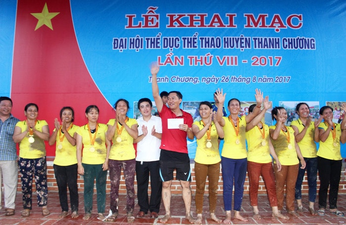 Các môn thi đấu tại Đại hội, được trao huy  chương ngay sau trận chung kết. Đội kéo co nữ của Thị trấn Dùng vỡ òa trong niềm vui chiến thắng, dành Huy chương Vàng. Ảnh: Huy Thư