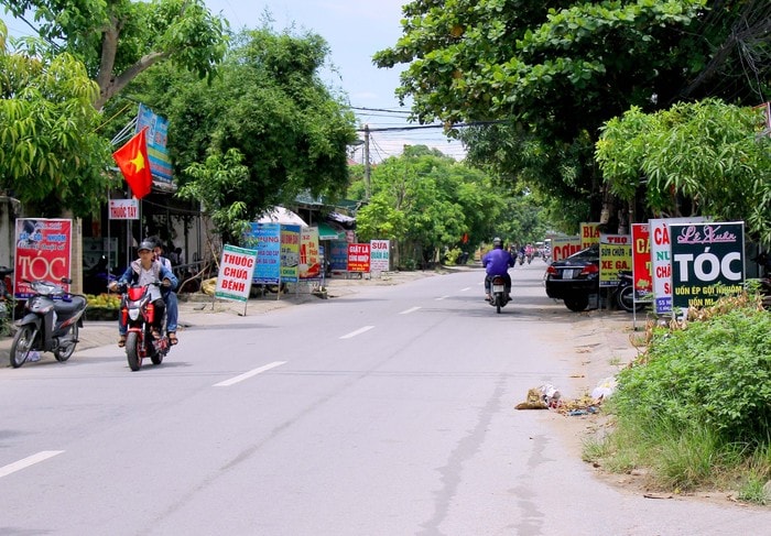 Tuyến đường Nguyễn Viết Xuân, phường Hưng Dũng luôn là điểm nóng của lấn chiếm vỉa hè. Dù đã được tuyên truyền nhưng 2 bên đường luôn chi chít biển quảng cáo. Ảnh: Quang An