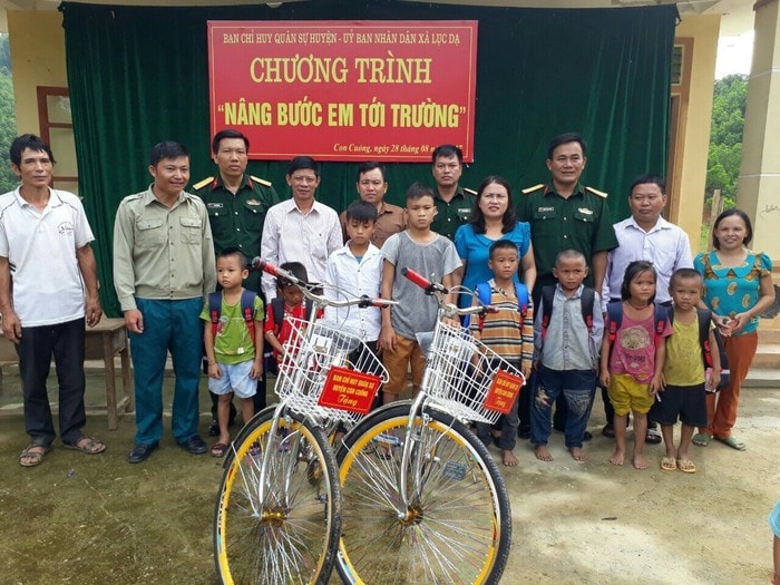 Đại diện Ban Chỉ huy Quân sự huyện, UBMT Tổ quốc, Ban dân vận huyện và đại diện chính quyền trao xe đạp mới cho các em học sinh cụm dân cư bản Thỉn, xã Lục Dạ. Ảnh: Minh Hạnh