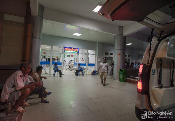 Khoa cấp cứu Bệnh viện HNĐK Nghệ An gần khư không có lúc nào dừng hoạt động, bởi cứ hai ba mươi phút lại có một chiếc xe cấp cứu xuất hiện. Ảnh: Thành Cường