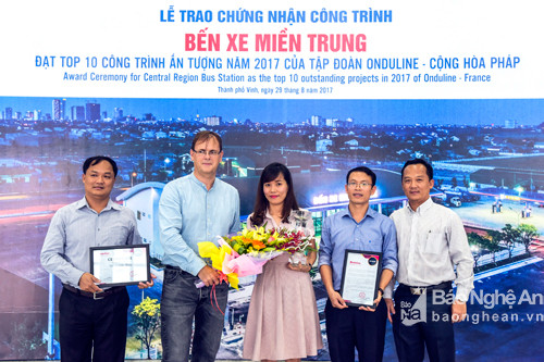 Ông Olivier Guilluy- Tổng giám đốc Onduline khu vực Châu Á Thái Bình Dương (Cộng hòa Pháp). trao cup va giay chung nhan cho cong ty