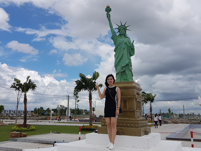 Tượng Nữ thần Tự do, biểu tượng của New York, Mỹ, cũng góp mặt trong khuôn viên.
