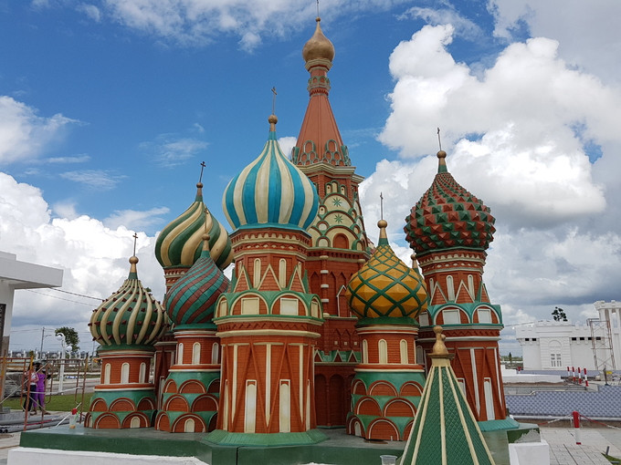 Mô hình nhà thờ chính tòa Thánh Basil (St. Basil's Cathedral) nổi bật giữa công viên với các màu sắc sặc sỡ. Đây cũng là một trong những công trình kiến trúc nổi tiếng nhất của thủ đô Moscow, Nga.