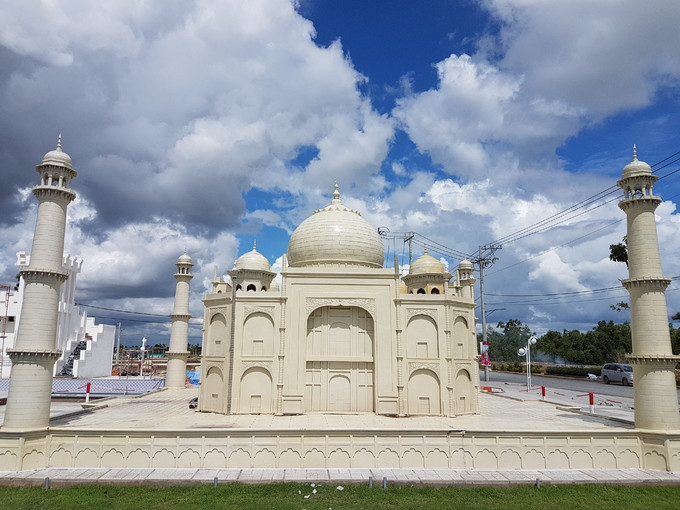 Taj Mahal là một lăng mộ nằm tại Agra, Ấn Độ được miêu tả là một kiệt tác của thế giới. Mô hình của công trình ấn tượng này cũng có trong khuôn viên khu Cát Tường Phú Sinh.