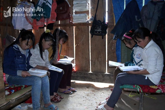Bước vào năm học mới, trên vùng cao xứ Nghệ, hàng ngàn học sinh lại khăn gói xa gia đình, làng bản để đến trường học tập. Vì điều kiện đi lại khó khăn nên hầu hết những học sinh này ở luôn tại trường và phải sống cuộc sống tự lập khi tuổi còn rất nhỏ. Ảnh: Đào Thọ
