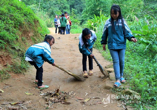 Tại môi trường mới, các em phải tự làm quen với cuộc sống mới. Những công việc hàng ngày như vệ sinh nhà cửa, trường lớp vốn không xa lạ với các em. Ảnh: Đào Thọ