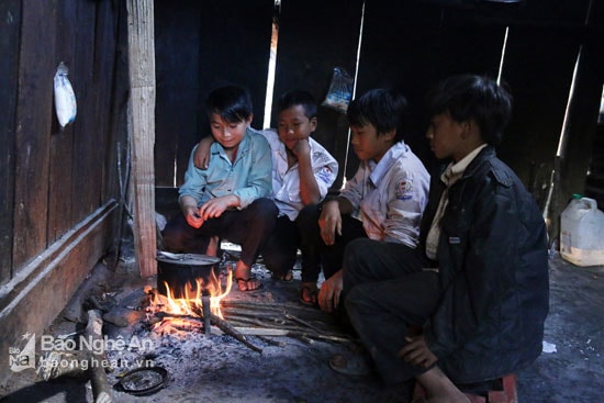 Bên bếp lửa, một bữa ăn đạm bạc cũng đem đến niềm vui sau buổi tan trường. Ảnh: Đào Thọ