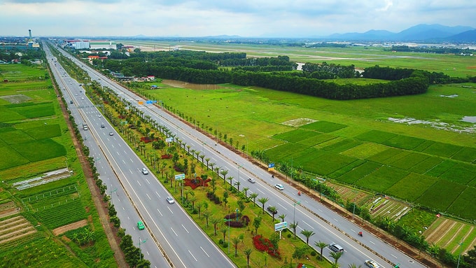 Sau hơn hai năm đưa vào hoạt động, tuyến đường đã được trang trí hệ thống cây xanh hoàn thiện ở dải phân cách giữa.