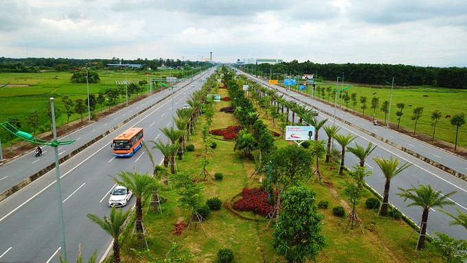 Tuyến đường được trồng năm tầng cây xanh với năm loại cây khác nhau ở dải phân cách giữa.