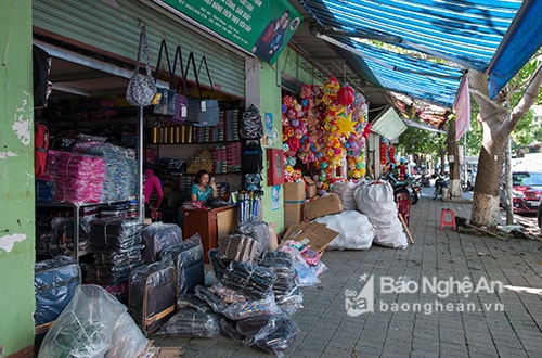 Cách các ky ốt văn phòng phẩm không xa là dãy hàng kinh doanh đèn lồng và các thiết bị trang trí với chất liệu là các sợ nilon, đa số các gian hàng ở đây đều không có lối thoát hiểm phía sau và hệ thống điện được chăng mắc chằng chịt