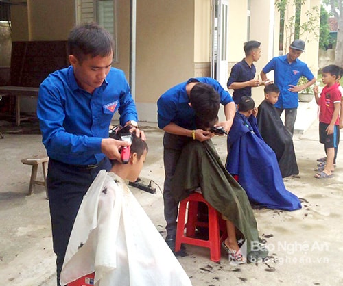 10 tình nguyện viên là ĐVTN xã Long Thành tham gia cắt tóc miễn phí. Ảnh: Anh Tuấn.