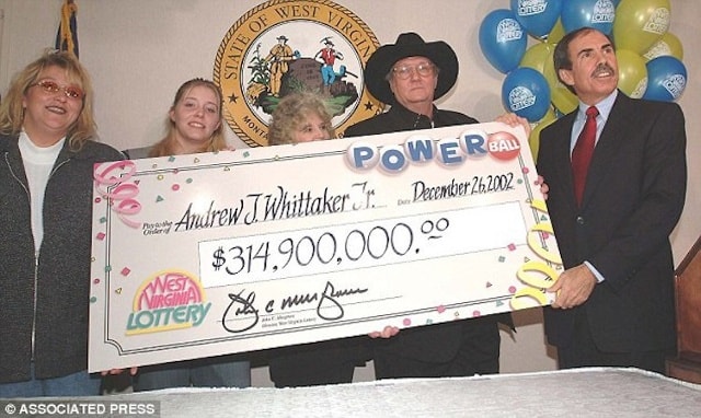 Andrew Jackson Whitaker Jr.: Nhà thầu xây dựng này từng trúng 315 triệu USD vào năm 2002. Sau khi nộp thuế, ông bỏ túi 114 triệu USD. Nhưng từ đó, ông liên tục gặp bất hạnh. Sau 2 lần mất chiếc xe hơi có chứa 545.000 USD vào năm 2003 và 200.000 USD một năm sau, cô cháu gái cùng cháu rể tương lai lần lượt qua đời do sốc thuốc. Bản thân ông lại bị kiện vì gian lận để trúng giải. 4 năm sau khi trúng giải, ông quay về kiếp trắng tay.