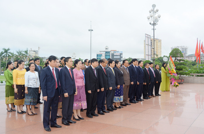 Đoàn đại biểu tỉnh Nghệ An và các tỉnh của nước CHDCND Lào tổ chức lễ dâng hoa trước tượng đài Bác Hồ tại Quảng trường Hồ Chí Minh, TP. Vinh. Ảnh: Thu Giang