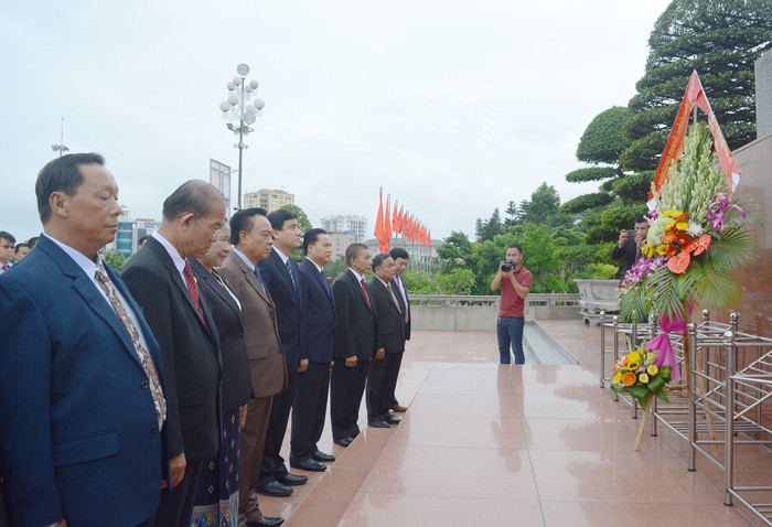 Lãnh đạo tỉnh Nghệ An và các tỉnh bạn của Lào thành kính dâng hoa tưởng niệm Chủ tịch Hồ Chí Minh - người có công đặt nền móng cho tình hữu nghị Việt Nam-Lào. Ảnh: Thu Giang