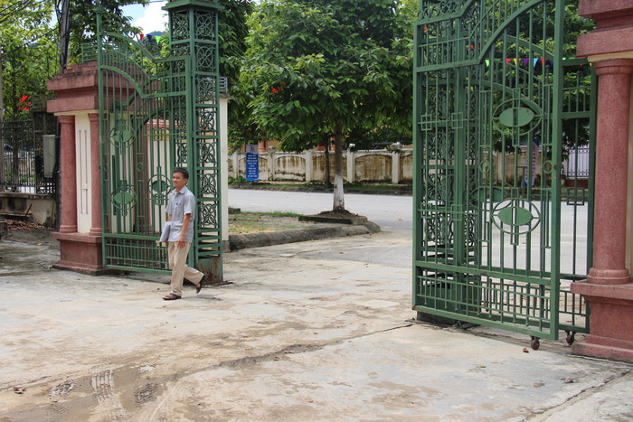Cổng UBND huyện Quế Phong là nơi được lắp camera giám sát việc đi muộn về sớm của cán bộ, nhân viên, vừa đảm bảo an ninh trật tự công sở. Ảnh: Hoài Thu