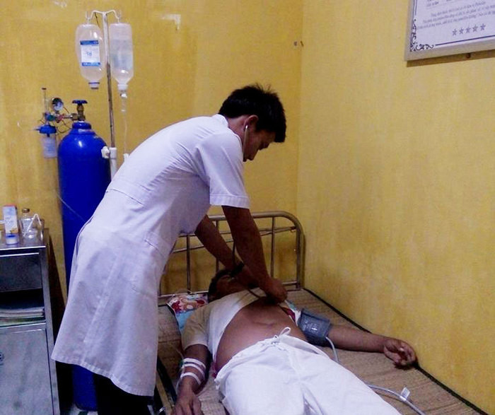 Bác sĩ Phạm Quang Anh, Bệnh xá trưởng đảo An Bang khám bệnh cho bệnh nhân Thảo.