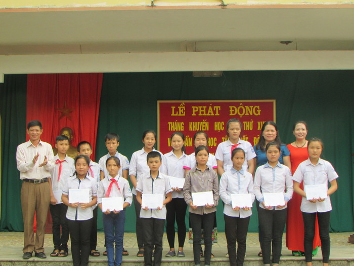 Lãnh đạo huyện Con Cuông trao 16 suất học bổng cho các em học sinh nghèo vượt khó học giỏi. Ảnh: Bá Hậu