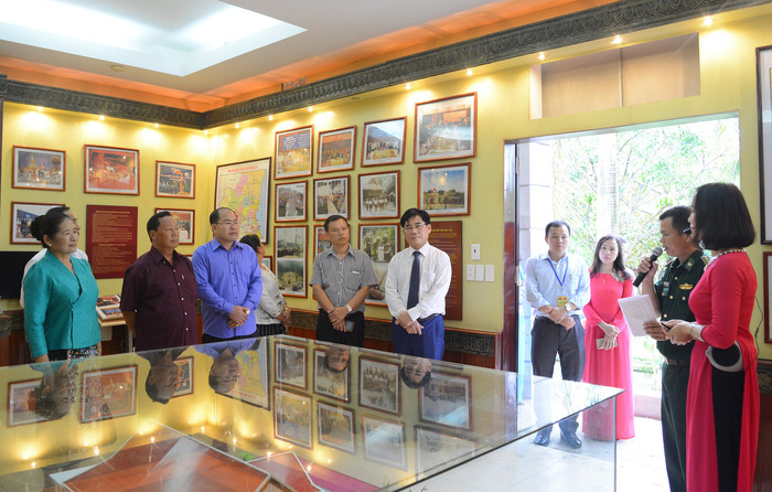 Các đại biểu tham quan Phòng trưng bày chuyên đề “Cuộc đời, sự nghiệp của Chủ tịch Cay-xỏn Phôm-vi-hản và tình hữu nghị Việt Nam-Lào”. Ảnh: Thu Giang