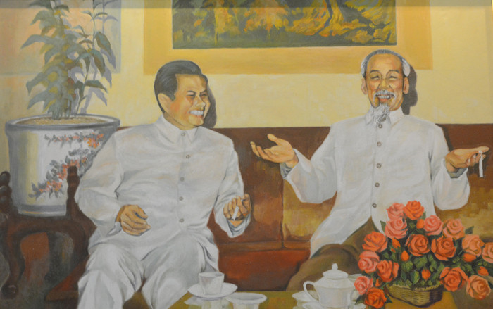 Bức tranh Chủ tịch Hồ Chí Minh và Chủ tịch Cay-xỏn Phôm-vi-hản - những vị lãnh tụ đặt nền móng và luôn nỗ lực vun đắp mối quan hệ Việt Nam-Lào được trưng bày tại chủ đề “Tình hữu nghị Việt Nam-Lào”. Ảnh: Thu Giang