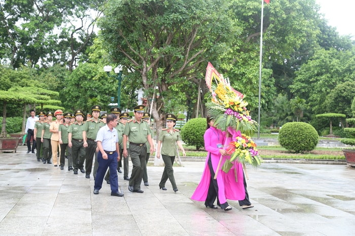 Hội phụ nữ Cụm thi đua số 5 dâng hương dâng hoa tại Khu di tích Kim Liên