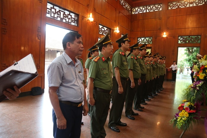 Đoàn dâng hương lên anh linh Chủ tịch Hồ Chí Minh. Ảnh: X.B