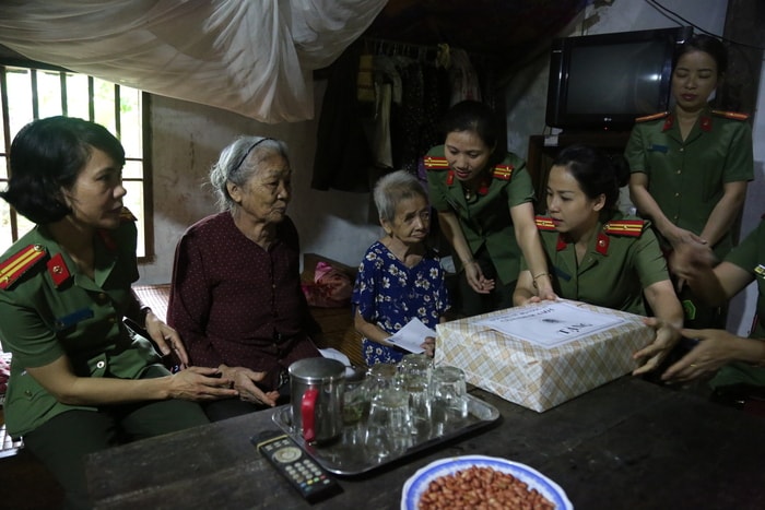 Đoàn thăm, tặng quà cho thân nhân có hoàn cảnh khó khăn của cố Bộ trưởng Trần Quốc Hoàn. Ảnh: X.B