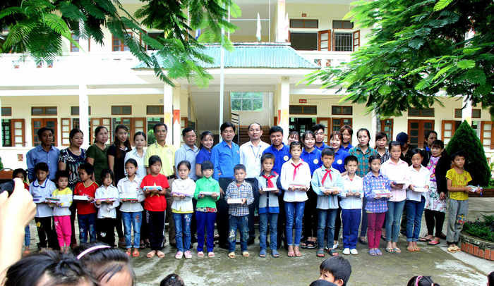 Trao tặng  20 suất quà gồm: SGK, vở, bút cho các cháu học sinh nghèo của trường tiểu học Quang Phong 1 (Quế Phong). Ảnh: Hùng Cường