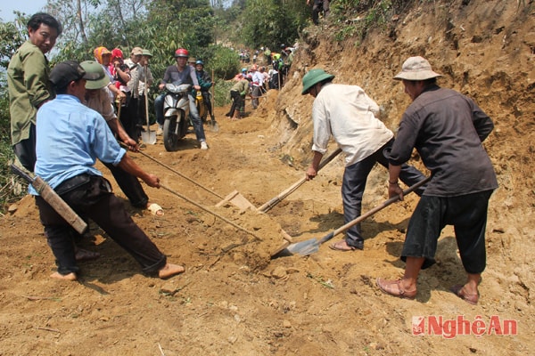 Thanh niên tình nguyện làm đường vào bản Huồi Mới 1.