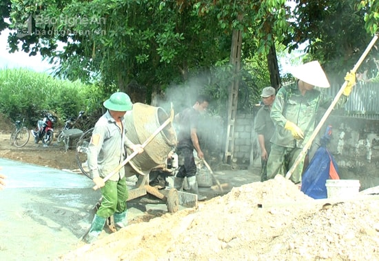 Sau khi được phân bổ xi măng, các xã đã tích cực triển khai làm giao thông nông thôn. Ảnh: Đức Anh