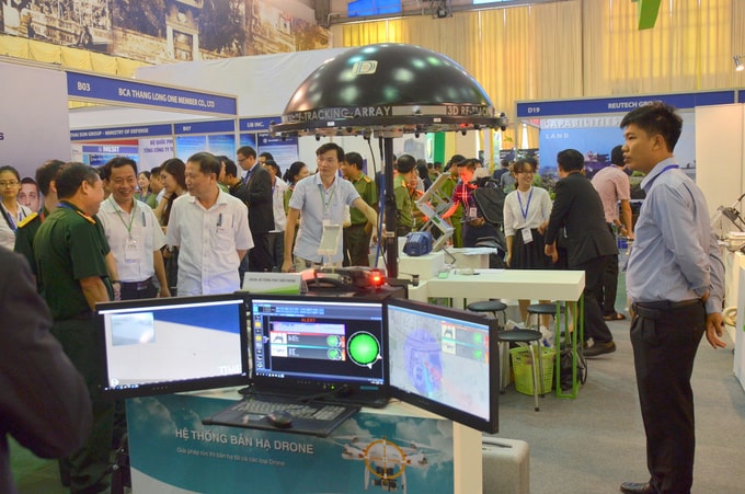 Hãng Aero Instrument mang tới hệ thống radar ba tọa độ Orion-D chuyên phát hiện, bám bắt tín hiệu vô tuyến điều khiển máy bay không người lái (UAV). Tổ hợp này có thể nhận dạng nhiều loại UAV khác nhau trong bán kính tới 2.000 m, sau đó cung cấp tham số cho các vũ khí diệt UAV.