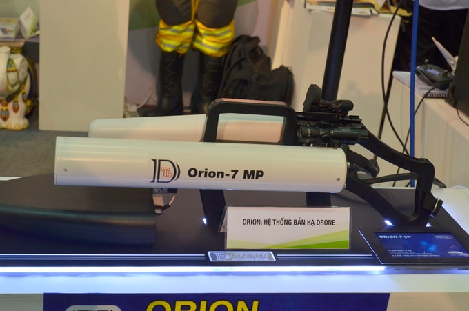 Đi kèm radar Orion-D là tổ hợp diệt UAV Orion-7 MP, với khả năng vô hiệu hóa tín hiệu điều khiển và định vị toàn cầu (GPS) trên khu vực có bán kính 500 m, hoặc phát sóng gây nhiễu có định hướng ở tầm xa tới 2.000 m. Các loại UAV mất tín hiệu sẽ bị rơi hoặc phải trở về vị trí xuất phát.