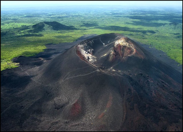 Toàn cảnh núi lửa Cerro Negro nhìn từ trên cao.