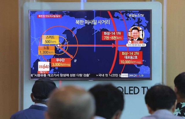 Người dân theo dõi thông tin vụ phóng tên lửa của Triều Tiên. Ảnh: AP