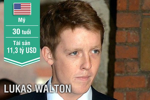 Lukas Walton là cháu trai của Sam Walton - nhà sáng lập tập đoàn bán lẻ hàng đầu thế giới Walmart. Anh được thừa hưởng gia tài kếch xù sau khi cha qua đời vì tai nạn máy bay năm 2005.
