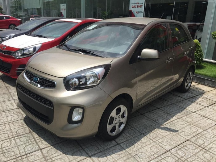 1. Hatchback cỡ nhỏ: Kia Morning 1.0 MTMorning nằm trong nhóm những mẫu xe bán tốt của Thaco tại Việt Nam, nhưng không đủ soán ngôi vị dẫn đầu của Hyundai Grand i10. Kia Morning 1.0 MT là bản thấp nhất, thường được lựa chọn bởi các công ty hoặc cá nhân làm dịch vụ vận tải. Động cơ: 1.0L, công suất 66 mã lực, mô-men xoắn 94 Nm. Hộp số: Sàn 5 cấp. Dẫn động: Cầu trước. Công nghệ nổi bật: Chống bó cứng phanh ABS, túi khí người lái. Giá: 310 triệu đồng.