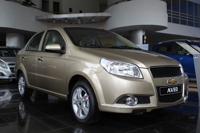 2. Sedan hạng B: Chevrolet Aveo LTCó giá bán rẻ nhất nhóm sedan hạng B nhưng Chevrolet Aveo LT không được chú ý nhiều trên thị trường xe Việt. Trong 7 tháng đầu năm, lượng tiêu thụ của Aveo LT chỉ đạt 706 xe, tương ứng một phần rất nhỏ so với bản G và E của đối thủ Toyota Vios.Động cơ: 1.4L, công suất 93 mã lực. Hộp số: Sàn 5 cấp. Dẫn động: Cầu trước. Công nghệ nổi bật: Chống bó cứng phanh ABS, 2 túi khí. Giá: 459 triệu đồng.