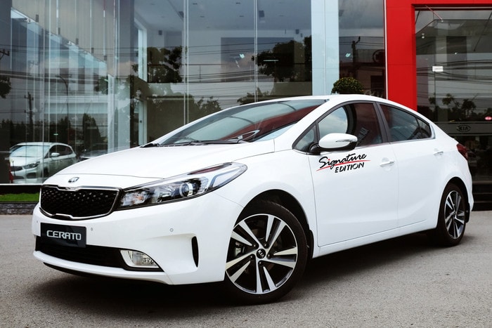 3. Sedan hạng C: Kia Cerato 1.6MTKể từ thời điểm ra mắt, Kia Cerato được khách Việt ưa chuộng bởi giá bán rẻ và công nghệ tiện nghi. Bản thấp cấp 1.6 MT là mẫu xe rẻ nhất phân khúc nhưng ít được lựa chọn, do người tiêu dùng thường thêm tiền để mua bản cao cấp hơn trang bị hộp số tự động.Động cơ: Gamma 1.6L, công suất 128 mã lực, mô-men xoắn 157 Nm.Hộp số: Sàn 6 cấp.Dẫn động: Cầu trước.Công nghệ nổi bật: Đèn LED, 3 chế độ lái, camera lùi, kiểm soát hành trình, 2 túi khí.Giá: 560 triệu đồng