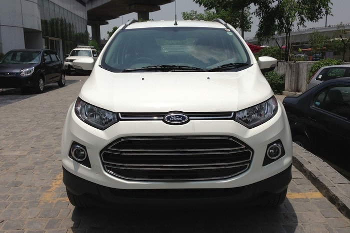 5. SUV cỡ nhỏ: Ford EcoSport 1.5L MT TrendNhờ mức giá hợp lý và ngoại hình ấn tượng, Ford EcoSport là mẫu xe có doanh số tốt nhất trong phân khúc, khiến Chevrolet Trax, Suzuki Vitara hay Hyundai Creta phải lép vế.Động cơ: Duratec 1.5L, công suất 110 mã lực, mô-men xoắn 140 Nm.Hộp số: Sàn 5 cấp.Dẫn động: Cầu trước.Công nghệ nổi bật: Chống bó cứng phanh ABS, 2 túi khí.Giá: 585 triệu đồng.