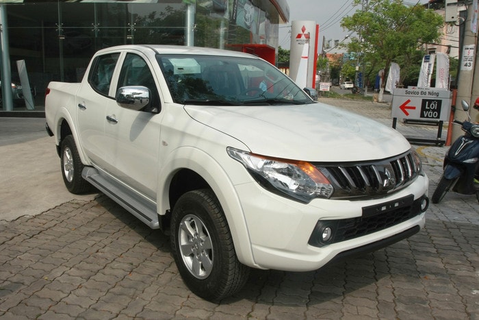 6. Bán tải: Mitsubishi Triton 4x2 MTRa mắt tại Việt Nam từ giữa 2015, Mitsubishi Triton lấy thế mạnh về giá để cạnh tranh ở phân khúc bán tải cỡ trung cùng Ford Ranger, Chevrolet Colorado, Nissan Navara...Động cơ: Dầu 2.5L, công suất 136 mã lực, mô-men xoắn 324 Nm.Hộp số: Sàn 5 cấp.Dẫn động: Cầu sau.Công nghệ nổi bật: Chống bó cứng phanh ABS, 2 túi khí.Giá: 596 triệu đồng.