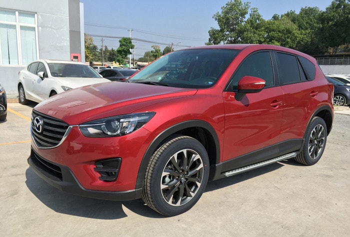 7. Crossover cỡ trung: Mazda CX-5 AT 2WD 2.0LMazda CX-5 thuộc nhóm những mẫu xe giảm giá mạnh từ đầu năm 2017. Chỉ mới tháng 12/2016 năm ngoái, giá bán niêm yết của xe xung quanh mức 1 tỷ đồng, nhưng đến hiện tại đã xuống dưới mức 800 triệu đồng.Động cơ: SkyActiv-G 2.0, công suất 153 mã lực, mô-men xoắn 200 Nm.Hộp số: Tự động 6 cấp.Dẫn động: Cầu trước.Công nghệ nổi bật: Cân bằng điện tử, khởi hành ngang dốc, điều khiển hành trình, camera lùi, 6 túi khí.Giá: 799 triệu đồng.