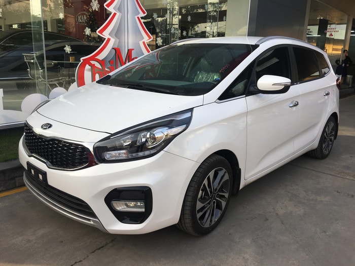 9. MPV cỡ trung: Kia Rondo 2.0L GMTToyota Innova lâu nay vẫn giữ vững vị trí quán quân phân khúc MPV cỡ trung, do đó, Kia Rondo chỉ mang ý nghĩa như một lựa chọn thêm thắt. Kia Rondo có ngoại hình trẻ trung, mang dáng dấp hiện đại.Động cơ: Nu 2.0L, công suất 158 mã lực, mô-men xoắn 194 Nm.Hộp số: Sàn 6 cấp.Dẫn động: Cầu trước.Công nghệ nổi bật: Chống bó cứng phanh, camera lùi, 2 túi khí.Giá: 629 triệu đồng.