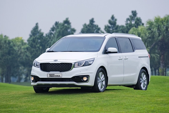 10. MPV cỡ lớn: Kia Sedona 2.2L DATKia Sedona là mẫu MPV cỡ lớn đầu tiên tại Việt Nam được phân phối theo diện chính hãng. So với các đối thủ, Kia Sedona dễ tiếp cận nhất, khi Honda Odyssey có giá gần 2 tỷ đồng.Động cơ: Dầu 2.2L, công suất 190 mã lực, mô-men xoắn 440 Nm.Hộp số: Tự động 6 cấp.Dẫn động: Cầu trước.Công nghệ nổi bật: Cân bằng điện tử, khởi hành ngang dốc, kiểm soát hành trình, cảm biến trước sau, 6 túi khí.Giá: 1,08 tỷ đồng.