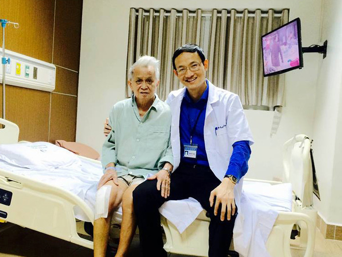Bác sĩ Khánh và bệnh nhân trong một buổi thăm khám. Ảnh: Huy Thư