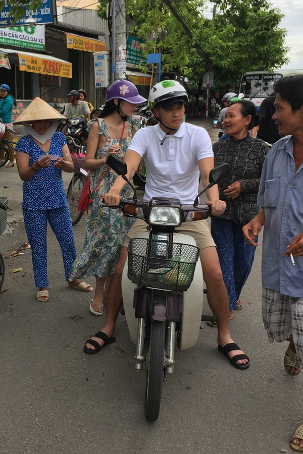 cong-vinh-thuy-tien-cho-nhau-bang-xe-may-di-tim-nguoi-ngheo-tang-gao-4