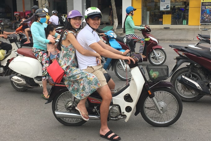 cong-vinh-thuy-tien-cho-nhau-bang-xe-may-di-tim-nguoi-ngheo-tang-gao