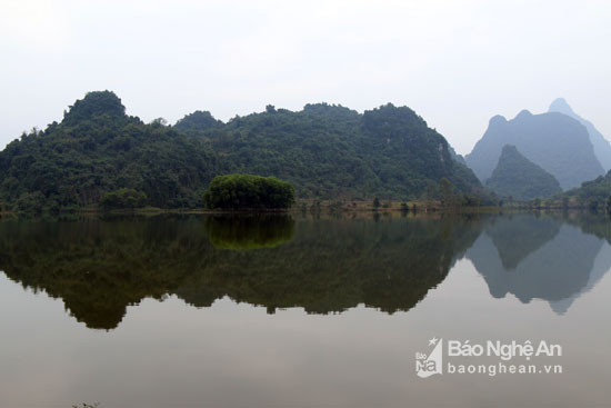 Trên những vùng hồ khác như Anh Sơn, Con Cuông cũng mang một vẻ đẹp quyến rũ với những dãy núi soi mình xuống mặt nước. Ảnh: Đào Thọ