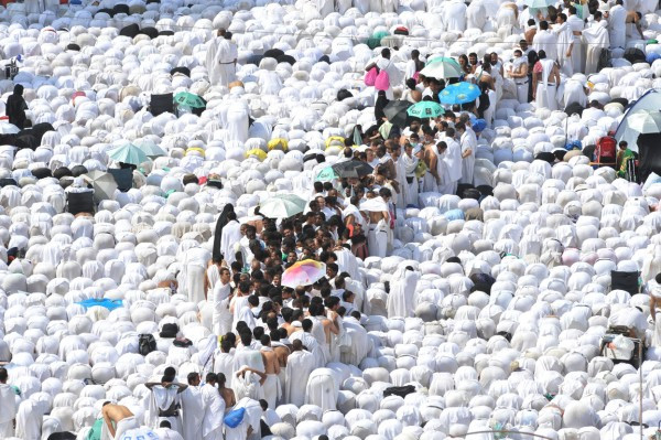 Chỉ có người Hồi giáo mới được tới Mecca. Sau khi hành hương tới đây trong lễ Hajj, họ sẽ có được danh hiệu là “Haj” hoặc “Haji”. Trong lễ Hajj, có hàng triệu người thuộc nhiều chủng tộc và quốc gia khác nhau đổ về Mecca.